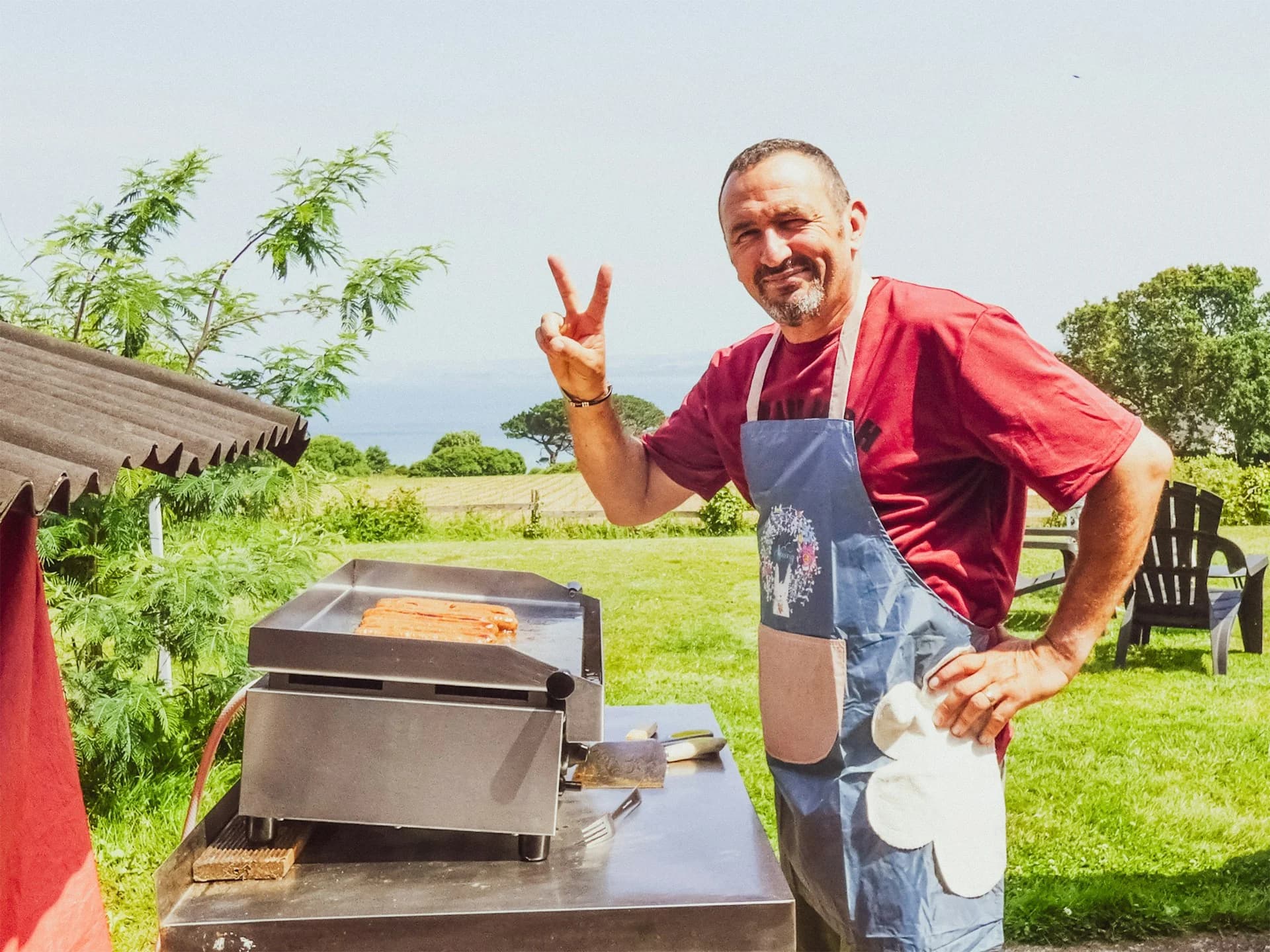 Photo by <a href="https://unsplash.com/@didpics?utm_source=unsplash&utm_medium=referral&utm_content=creditCopyText">Didier VEILLON</a> on <a href="https://unsplash.com/photos/man-grilling-hot-dogs-and-giving-peace-sign-LKxf1yh3Ld0?utm_source=unsplash&utm_medium=referral&utm_content=creditCopyText">Unsplash</a>